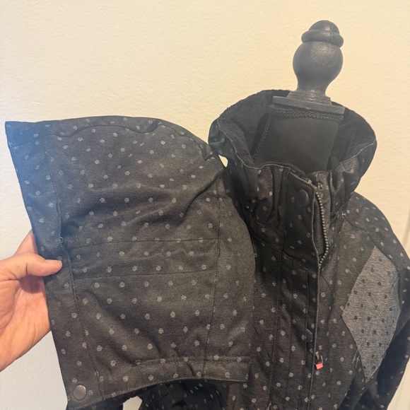 Ride Women's Ski/snowboard Jacket (Like New) - Picture 4 of 14